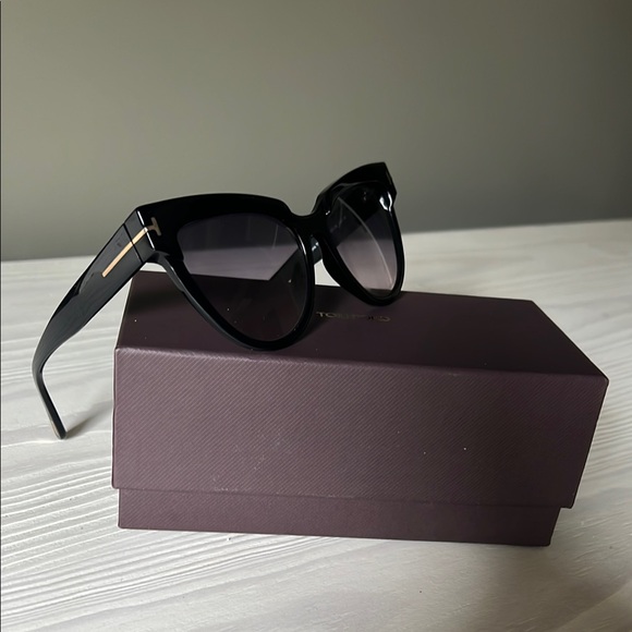 Tom Ford Sunglasses **FREE w/ orders over $700** - Picture 13 of 17